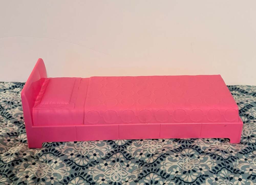Mattel Barbie Dreamhouse Replacement Pink Bed FHY73 Doll Furniture